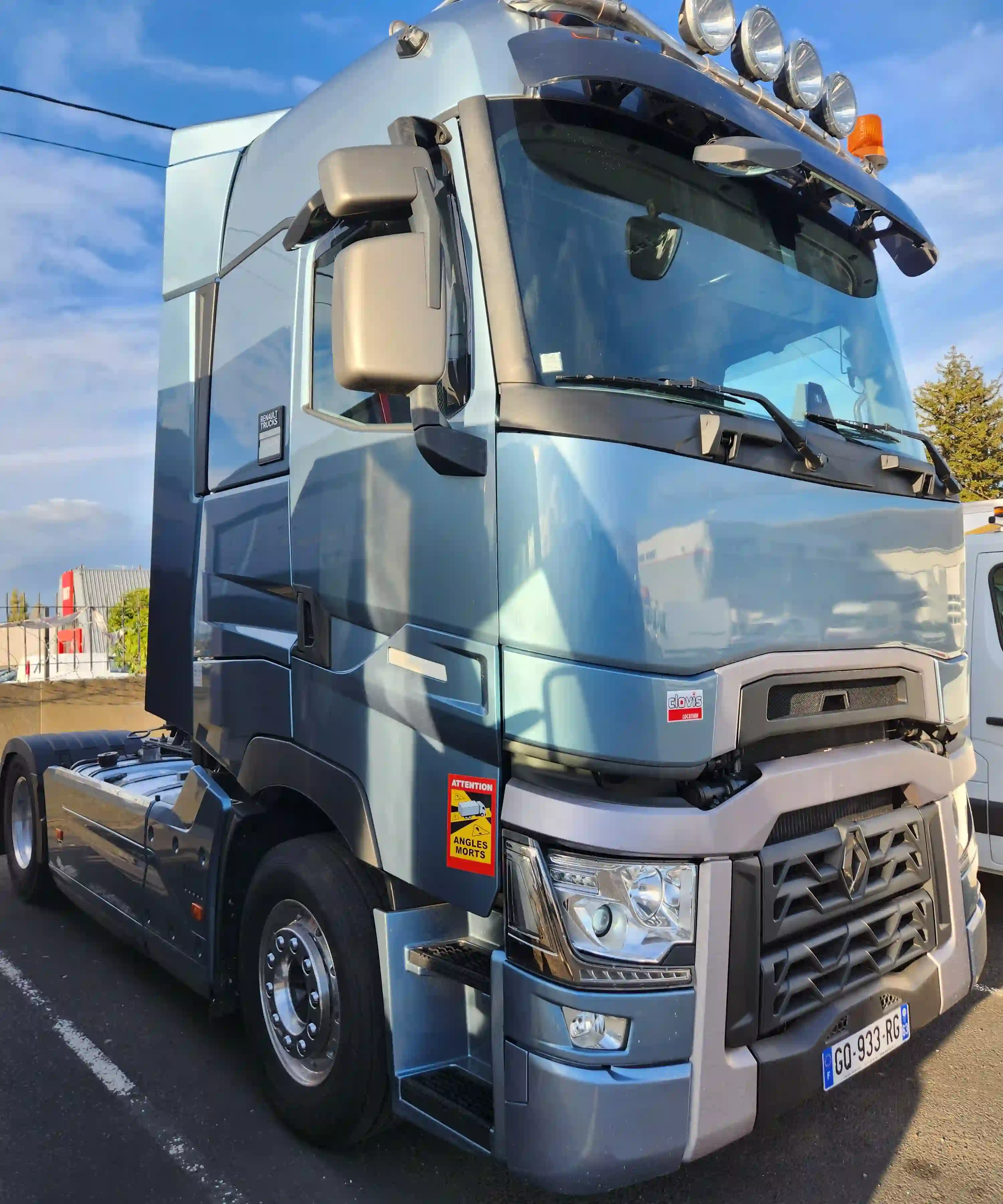 Tracteur Renault convoyé par Rhony's Car